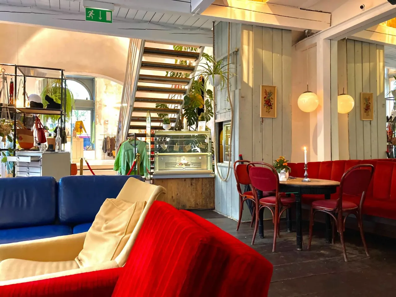 Junge Leute in einem coolen Caf&eacute; im 7. Bezirk Wien Neubau