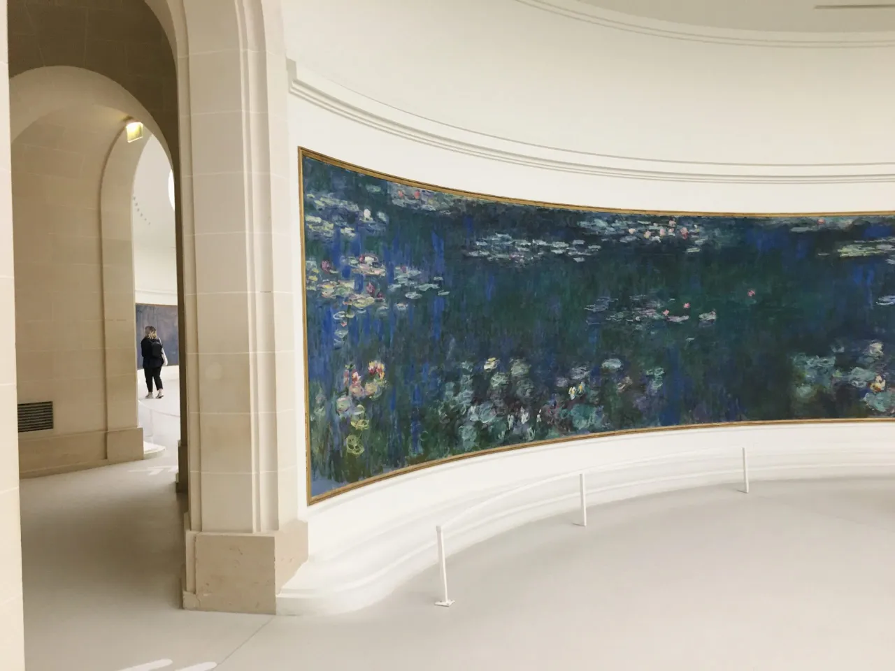 W muzeum impresjonistów w Paryżu podziwiam ogromny obraz z nenufarami.
