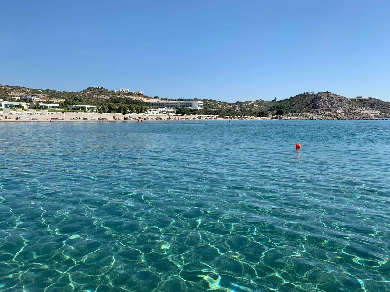 Piękne, turkusowe morze i plaża z białymi leżakami. Idealne miejsce, by zastanowić się, co zwiedzić na Kos.