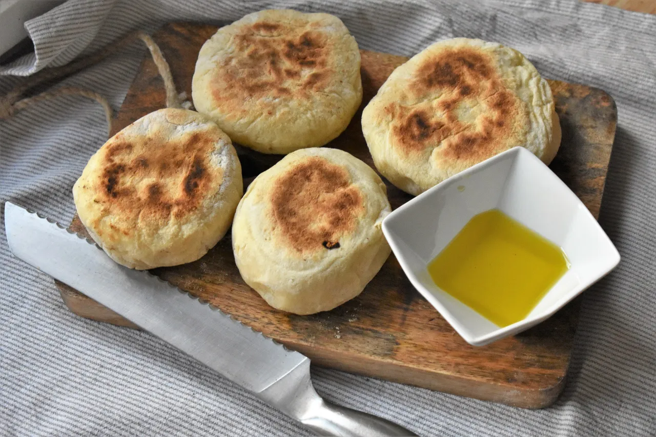 Podgrzewanie bułek na patelni