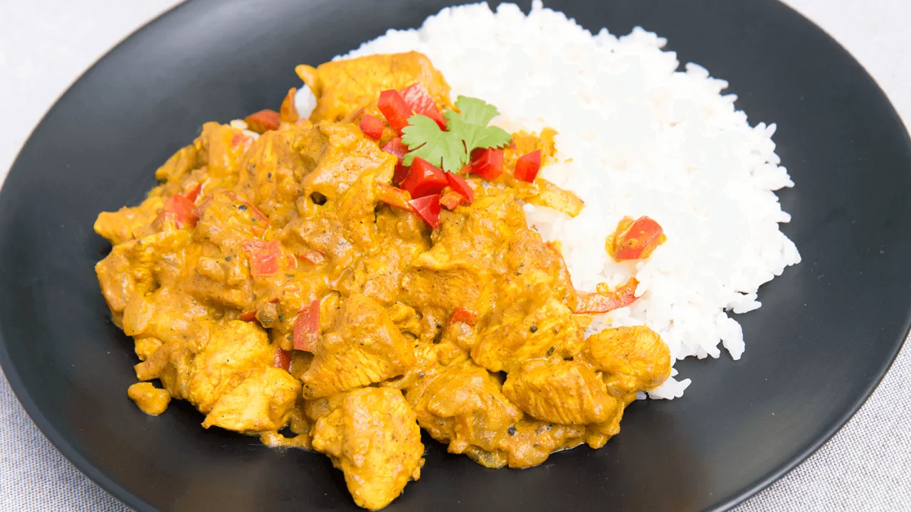 danie z sypkim ryżem (np. curry z ryżem)