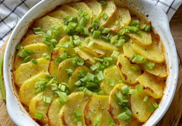 Zapiekanka z mięsem mielonym i ziemniakami gotowa do pieczenia