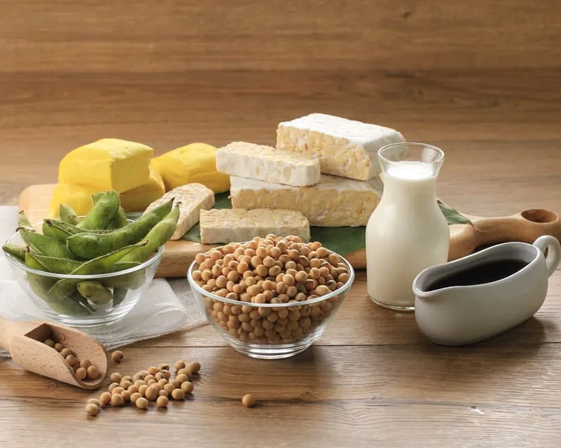 r&oacute;żne źr&oacute;dła białka roślinnego na talerzu