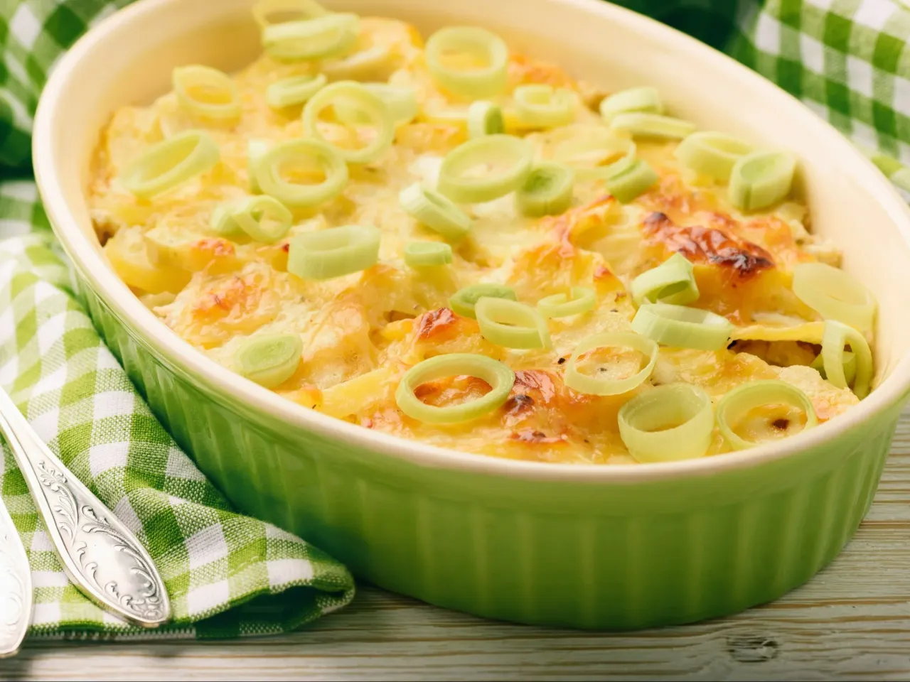 Układanie warstw zapiekanki