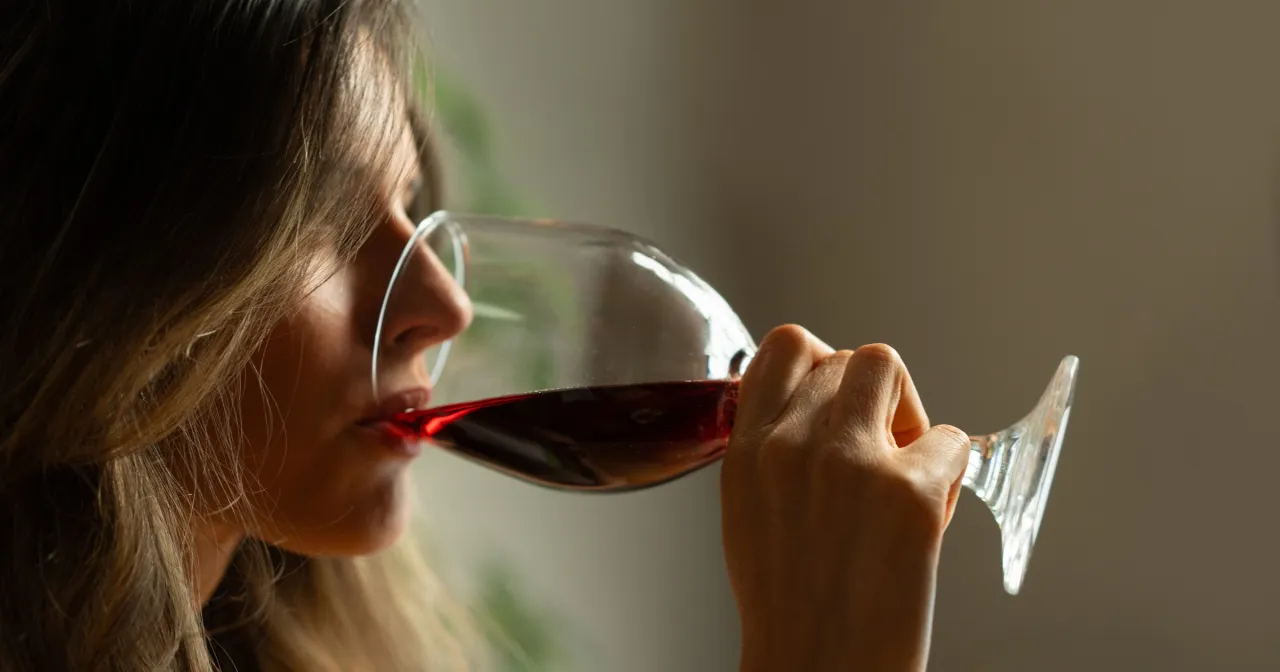 kieliszek czerwonego wina umiarkowane spożycie