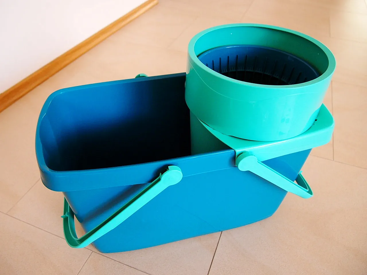 Porównanie mechanizmów mopów obrotowych pedał vs nacisk drążka