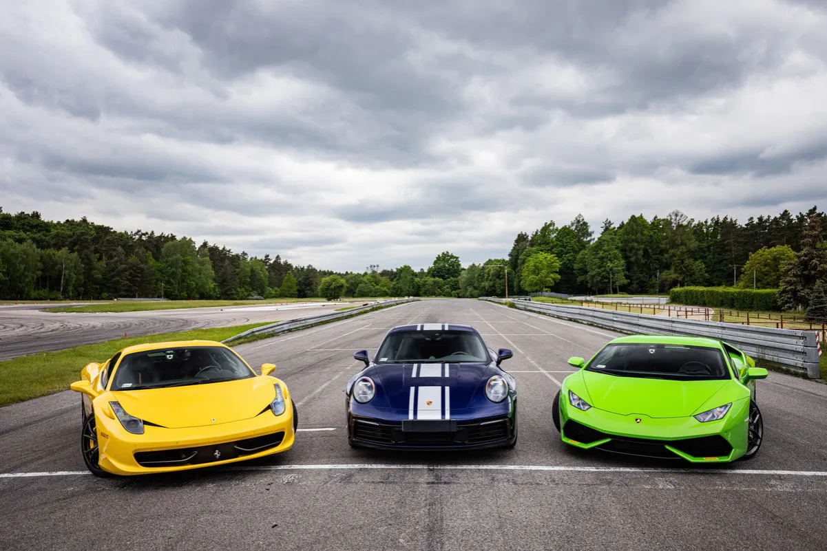 Żółte Ferrari, granatowe Porsche i zielony Lamborghini na torze wyścigowym. Który wybrać?