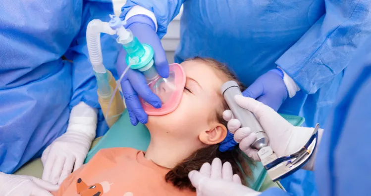 spokojny pacjent u dentysty po znieczuleniu