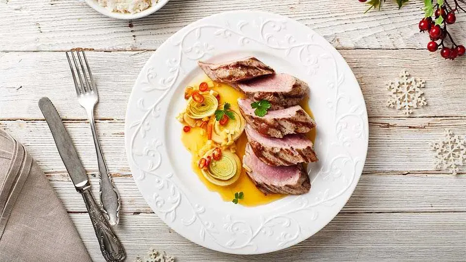 soczysta polędwiczka wieprzowa na talerzu