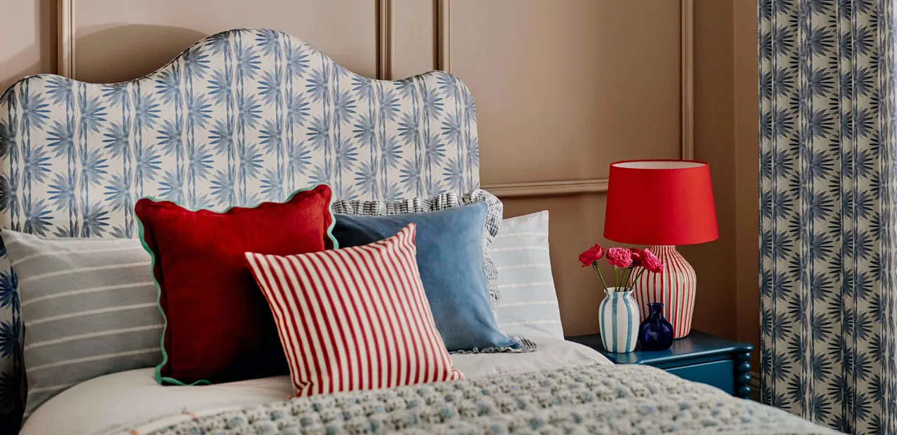 Elegancka sypialnia z perfekcyjnie ułożonymi poduszkami