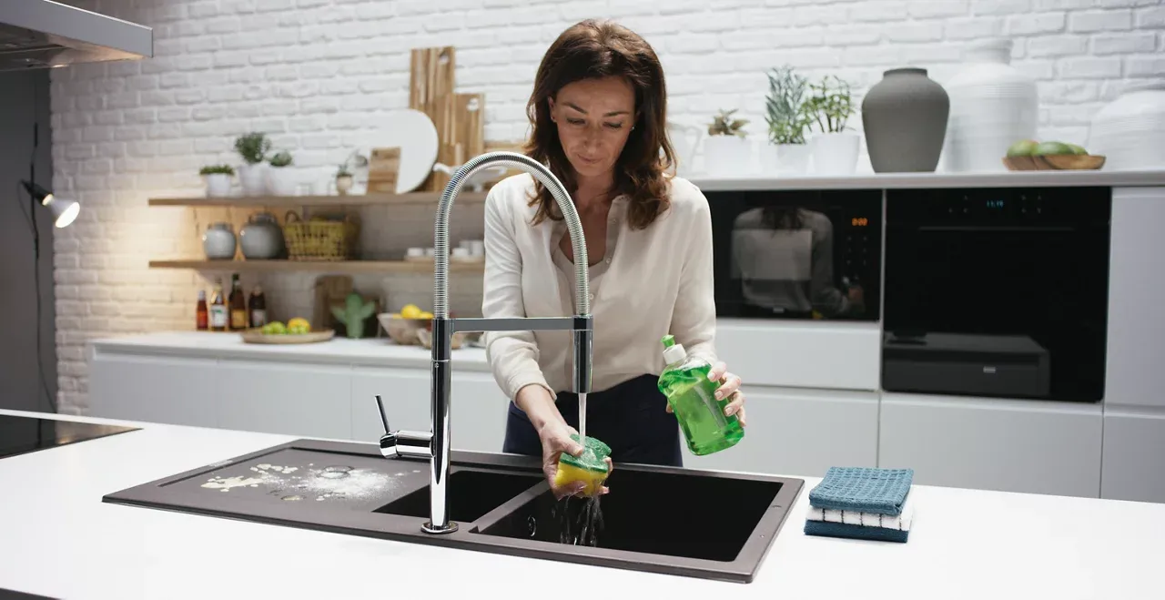 czarny zlew Franke przed i po czyszczeniu kamienia