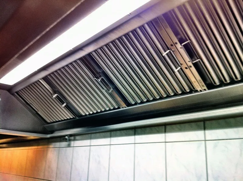 Fettfilter einer Dunstabzugshaube in einer Gro&szlig;k&uuml;che