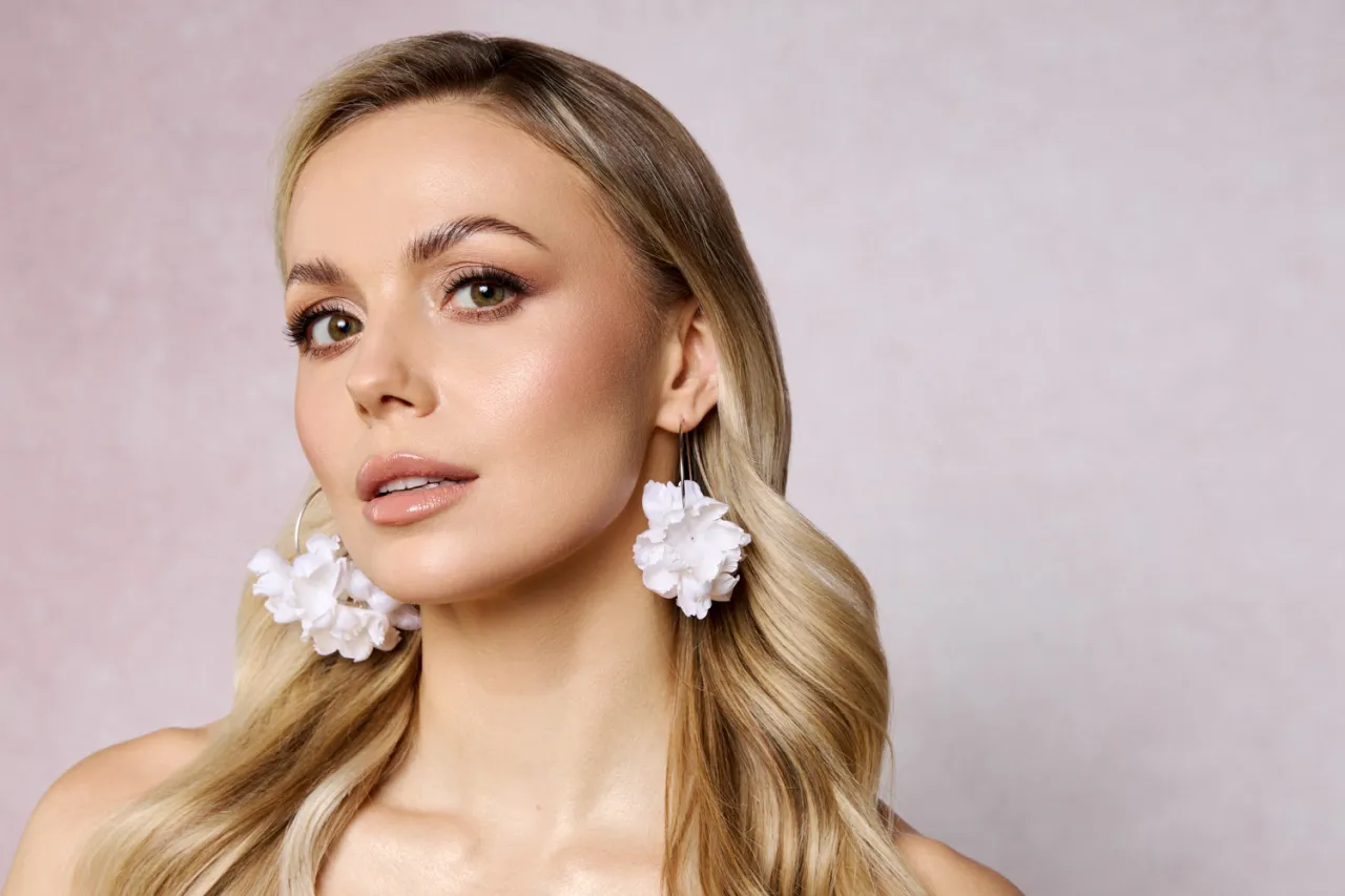 Modne kolczyki ślubne trendy