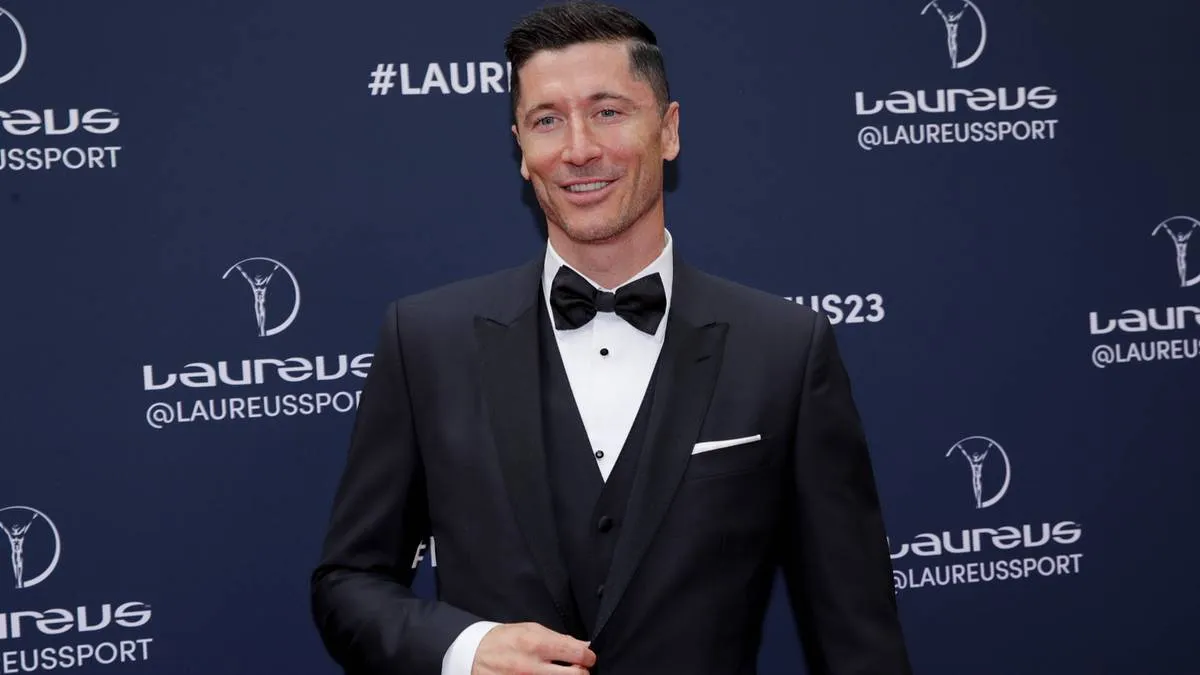 Robert Lewandowski w garniturze biznesmen