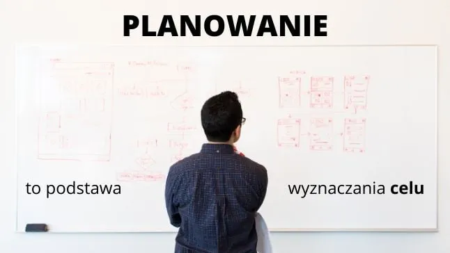 osoba pisząca w dzienniku, planowanie celów