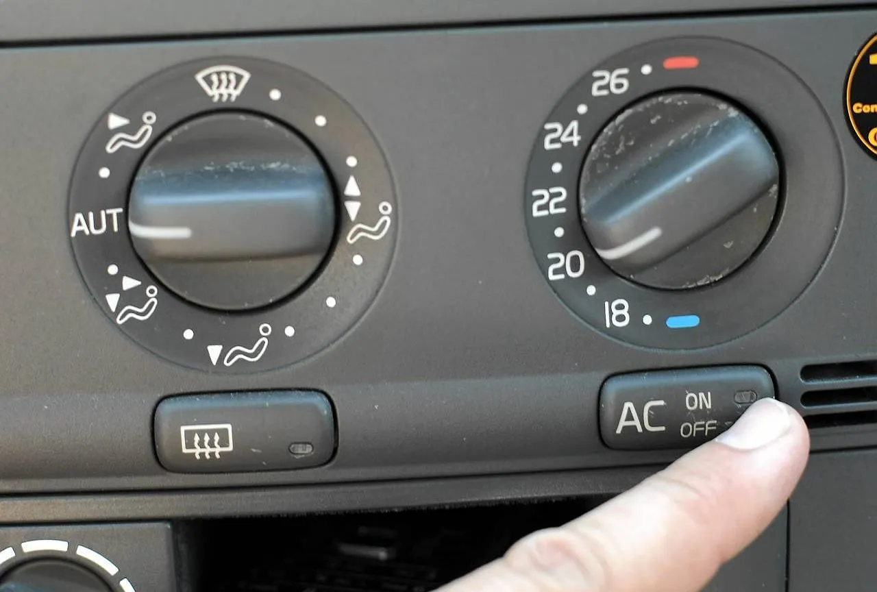 przycisk AC w samochodzie
