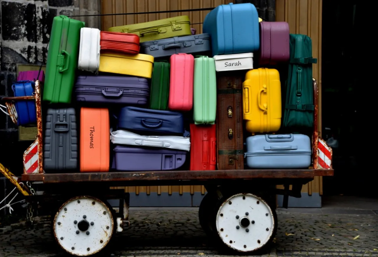 deposito bagagli viaggiatore valigia stazione