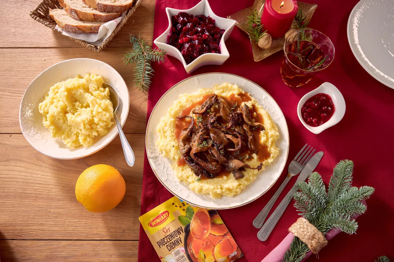 domowy sos pieczeniowy na talerzu