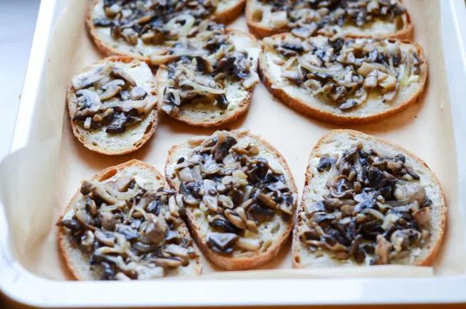 Zapiekanka z pieczarkami na blasze