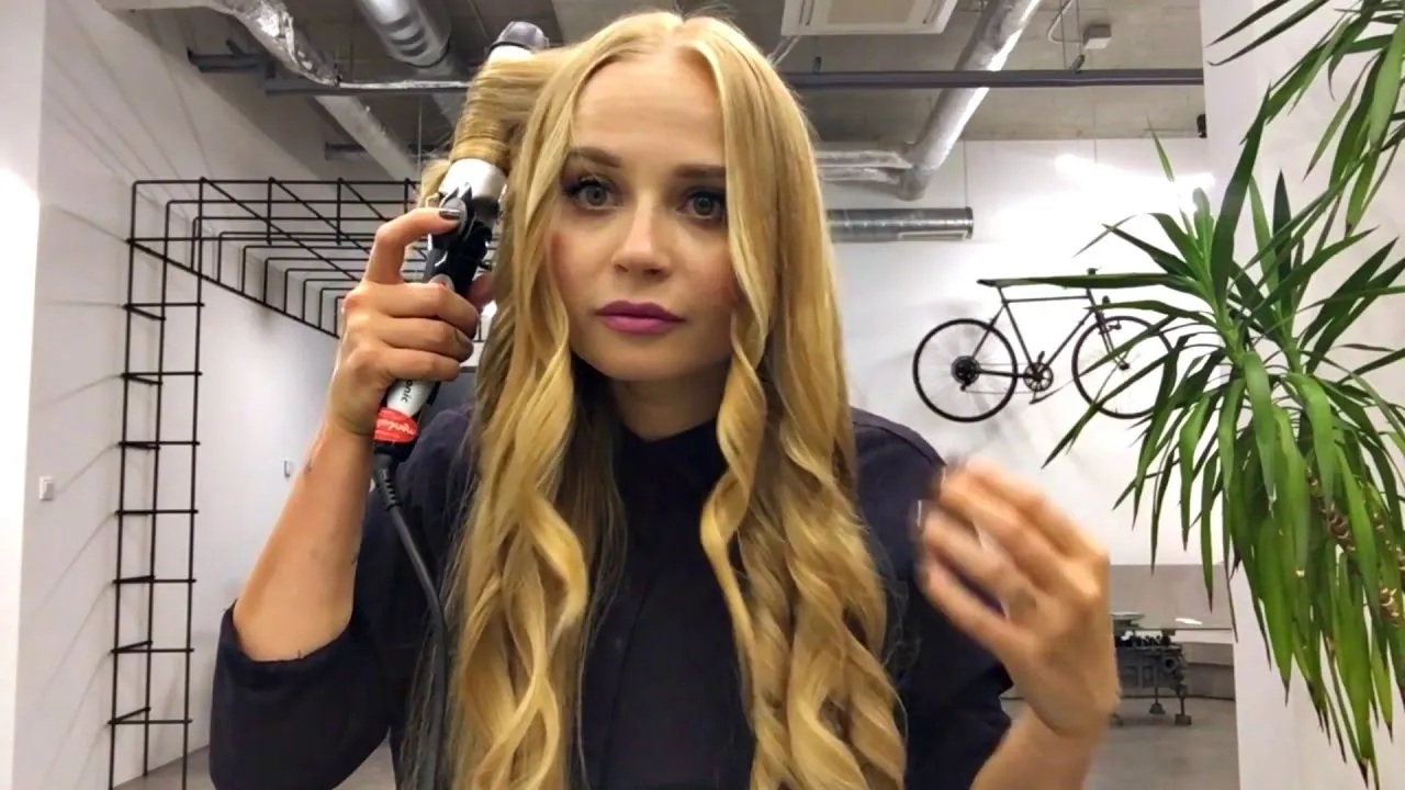 bezpieczne kręcenie włos&oacute;w po botoksie lok&oacute;wką