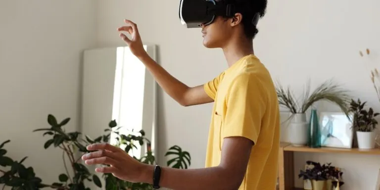 Osoba używająca gogli VR w domu