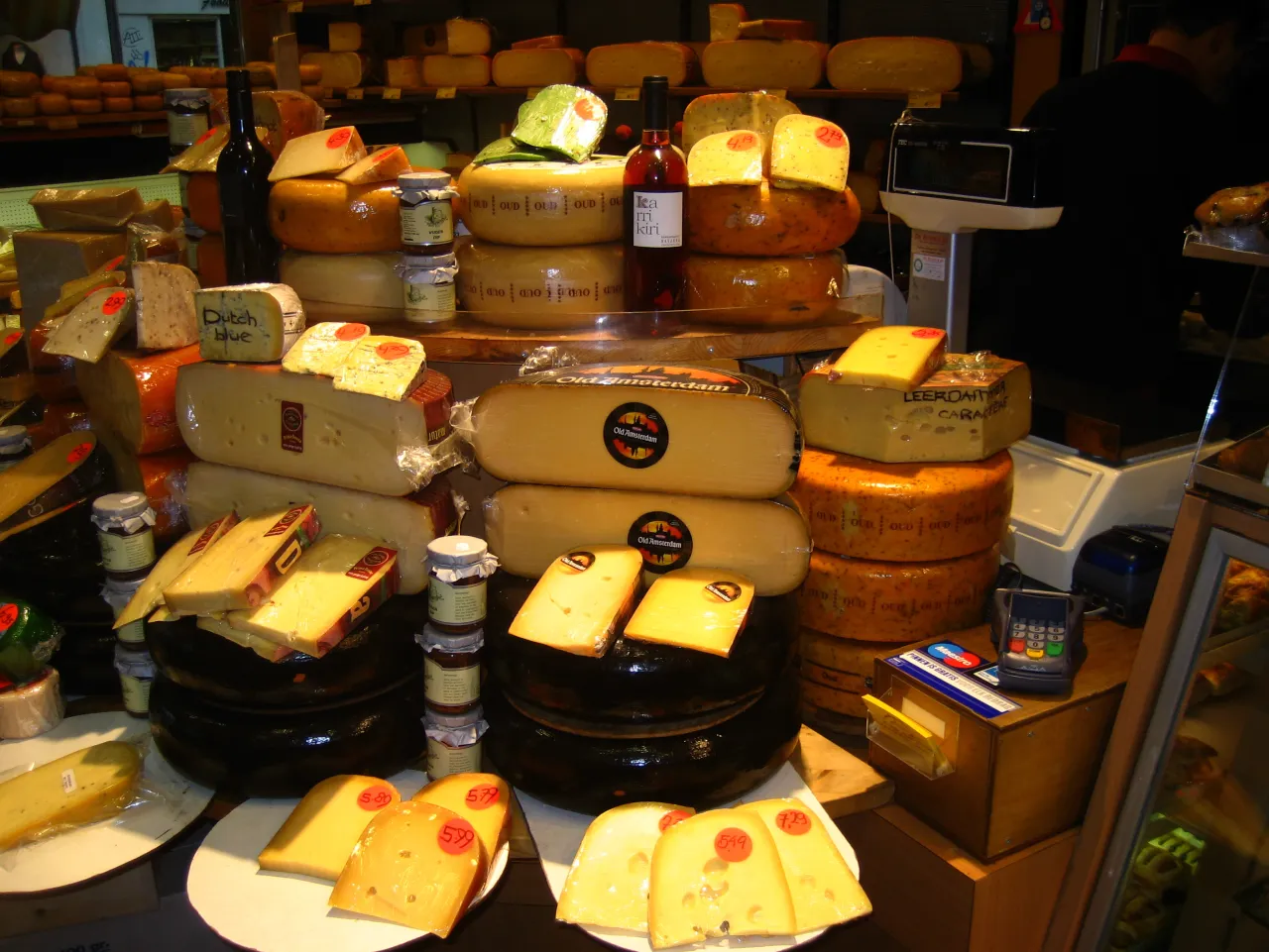 Zdjęcie holenderskiego targu serowego z różnymi rodzajami serów