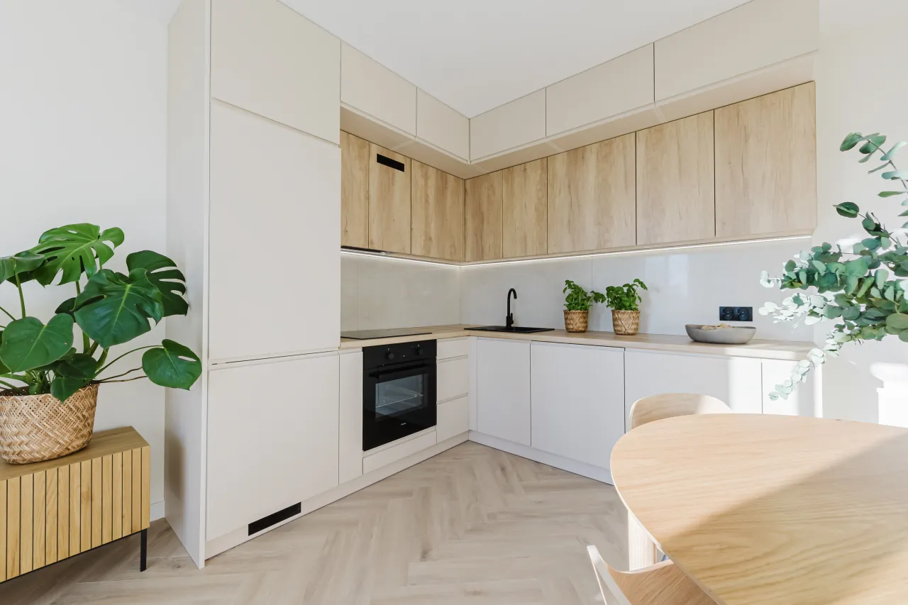 nowoczesna mała kuchnia jasna podłoga wielki format