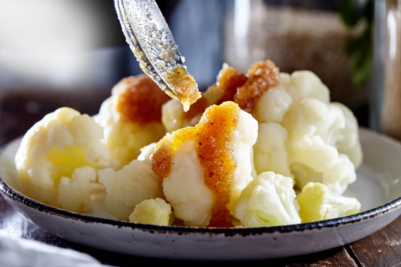 Gotowany mrożony kalafior polany sosem. Dowiedz się, ile gotować mrożony kalafior, by był idealny.