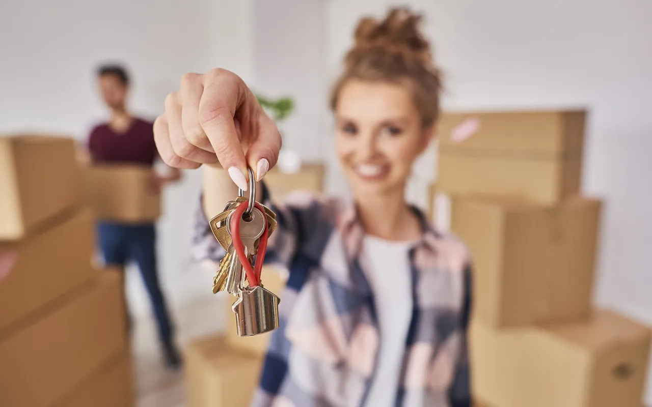 Agent nieruchomości pokazujący mieszkanie parze