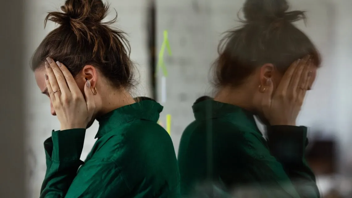 kobieta zamyślona, lęk, zaburzenia psychiczne