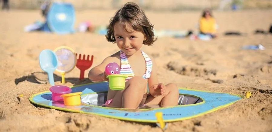 dzieci bawiące się na plaży, zabawki do piasku, basenik dmuchany