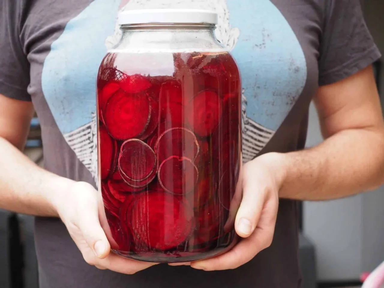 domowy zakwas z buraków przepis, słoik z zakwasem
