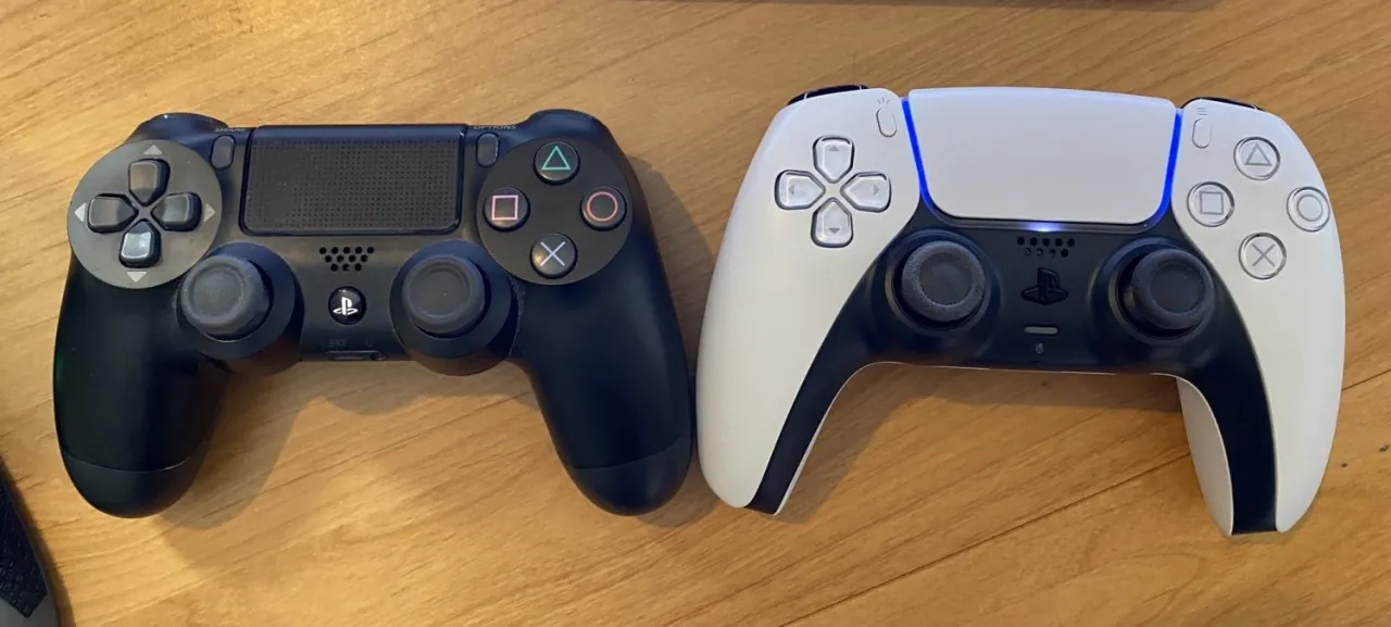 Porównanie kontrolerów DualShock 4 i DualSense