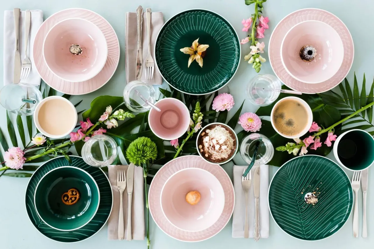 Esempi di abbinamenti di piattini da dessert con diversi stili di tavola