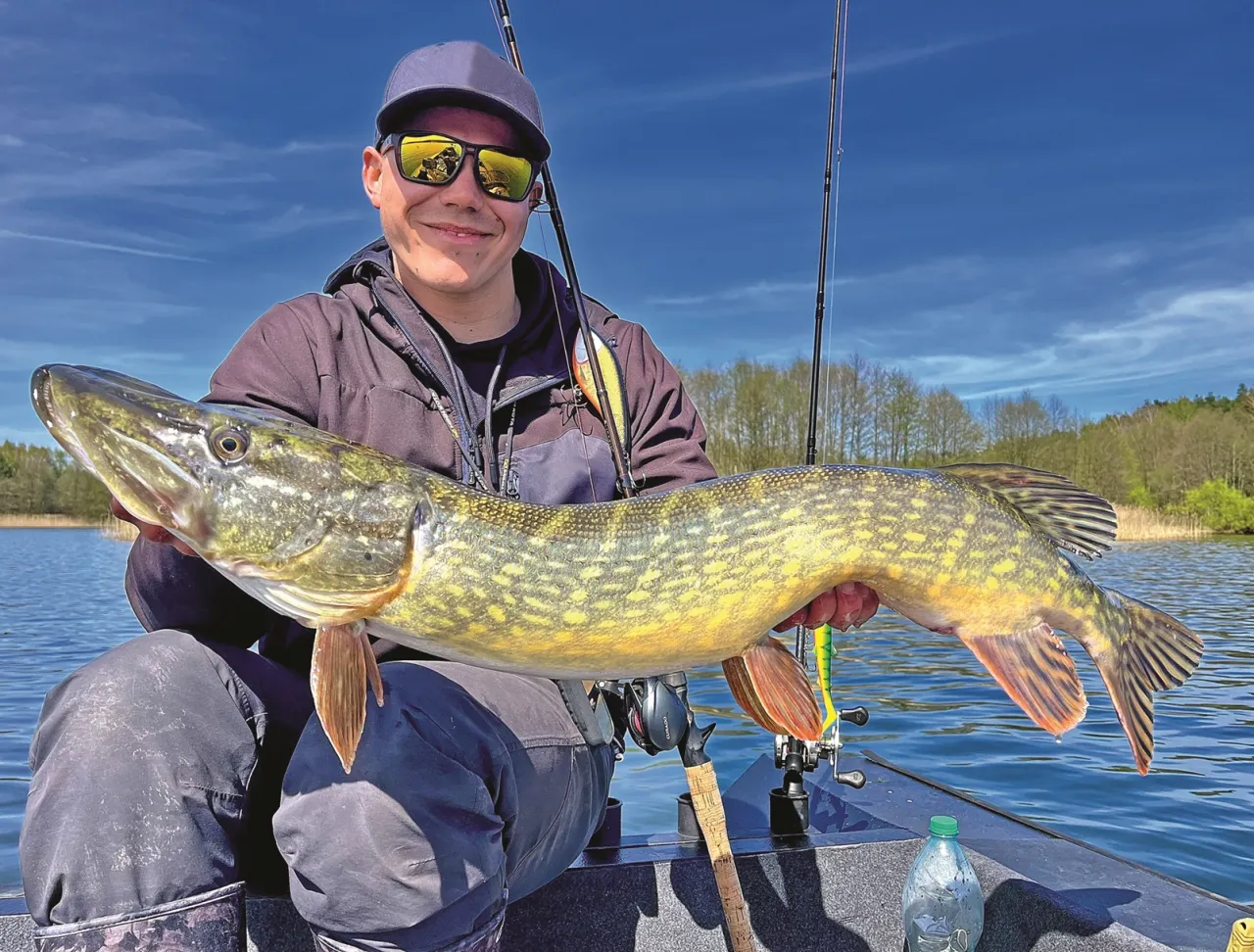 Wędkarz nad jeziorem szczupak PZW zezwolenia