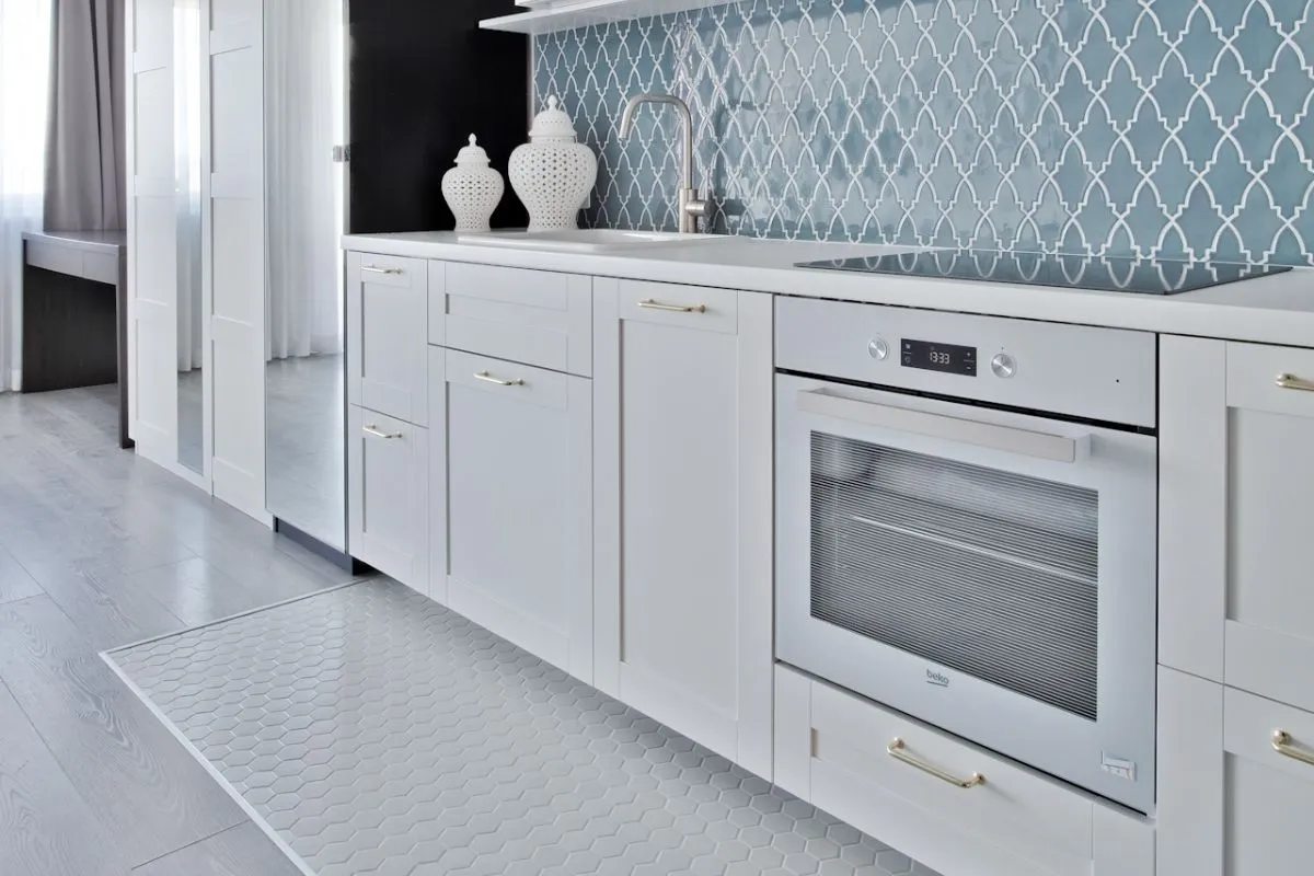 kuchnia płytki na całej podłodze przed montażem mebli