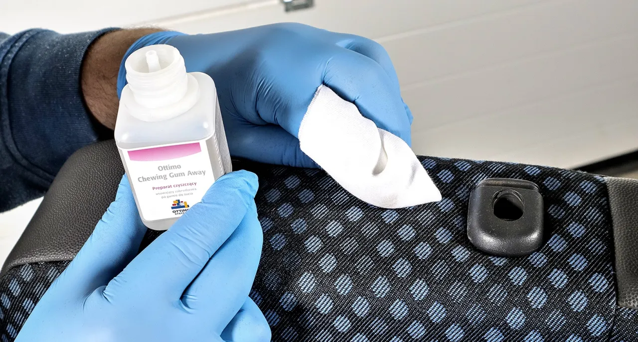 Usuwanie gumy do żucia z kanapy krok po kroku