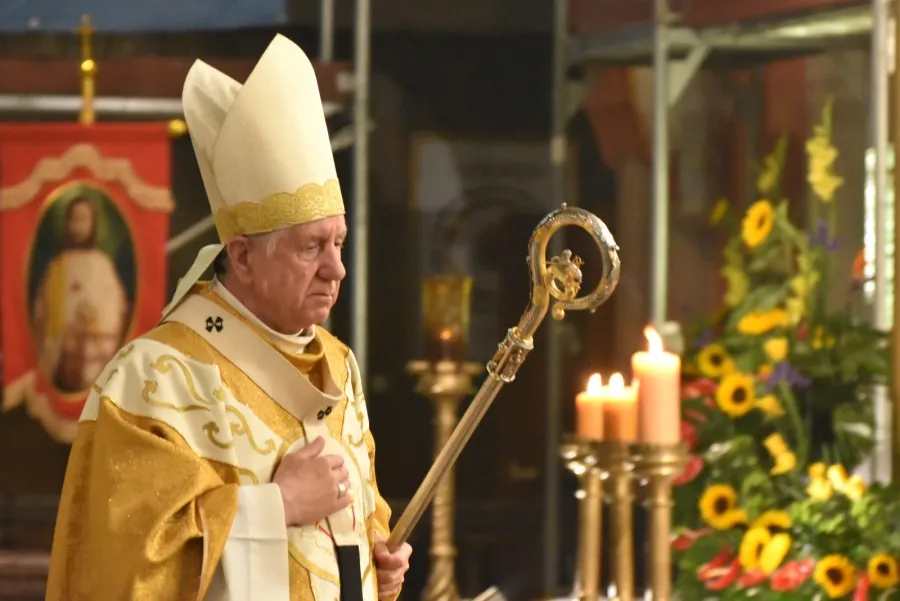 papież w mitrze infule