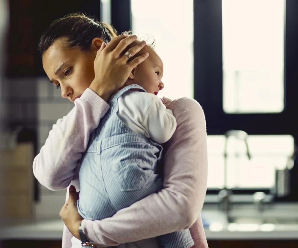 zaniepokojony rodzic obserwujący niemowlę