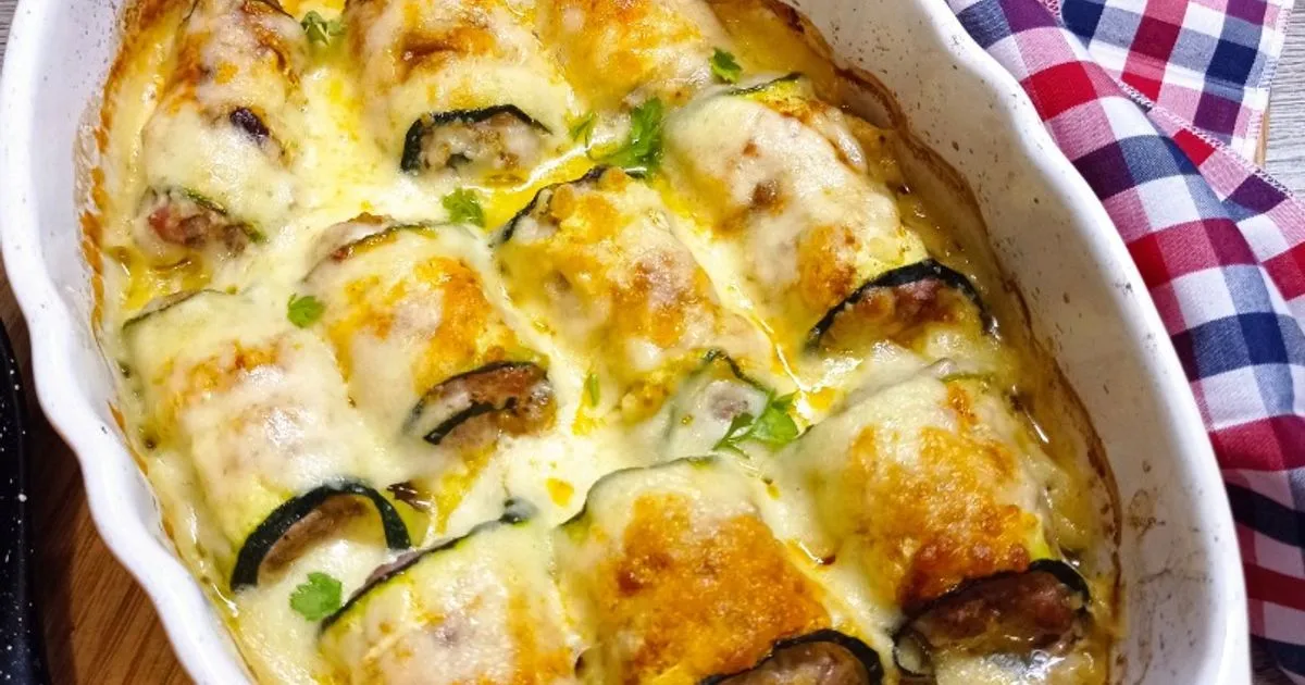 różne warianty zapiekanki z cukinii z mięsem mielonym