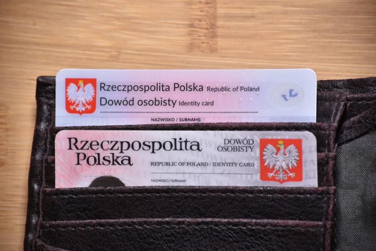 Dwa polskie dowody osobiste w portfelu. Chroń dane, by jak uniemożliwić wzięcie pożyczki na Twoje nazwisko.
