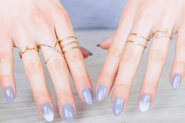 Pierścionki na różnych palcach dłoni