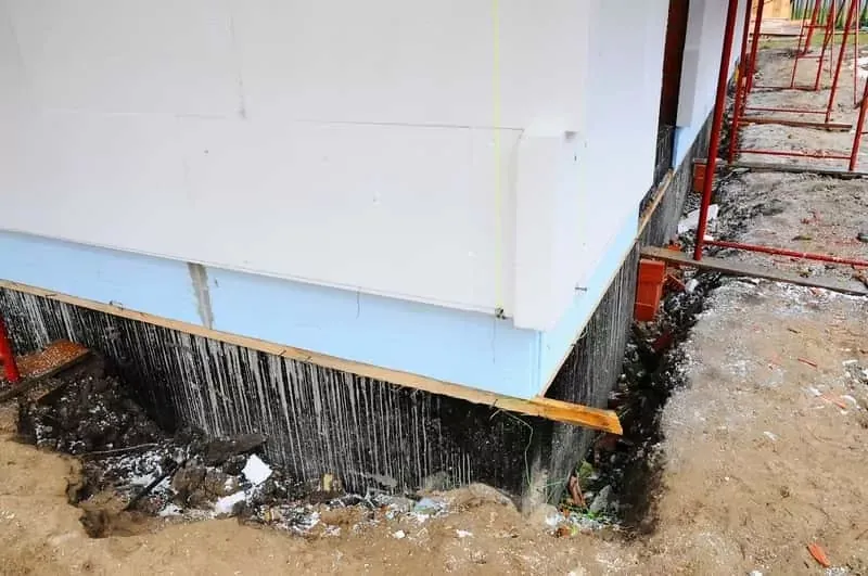 odkopany fundament starego domu diagnostyka wilgoci