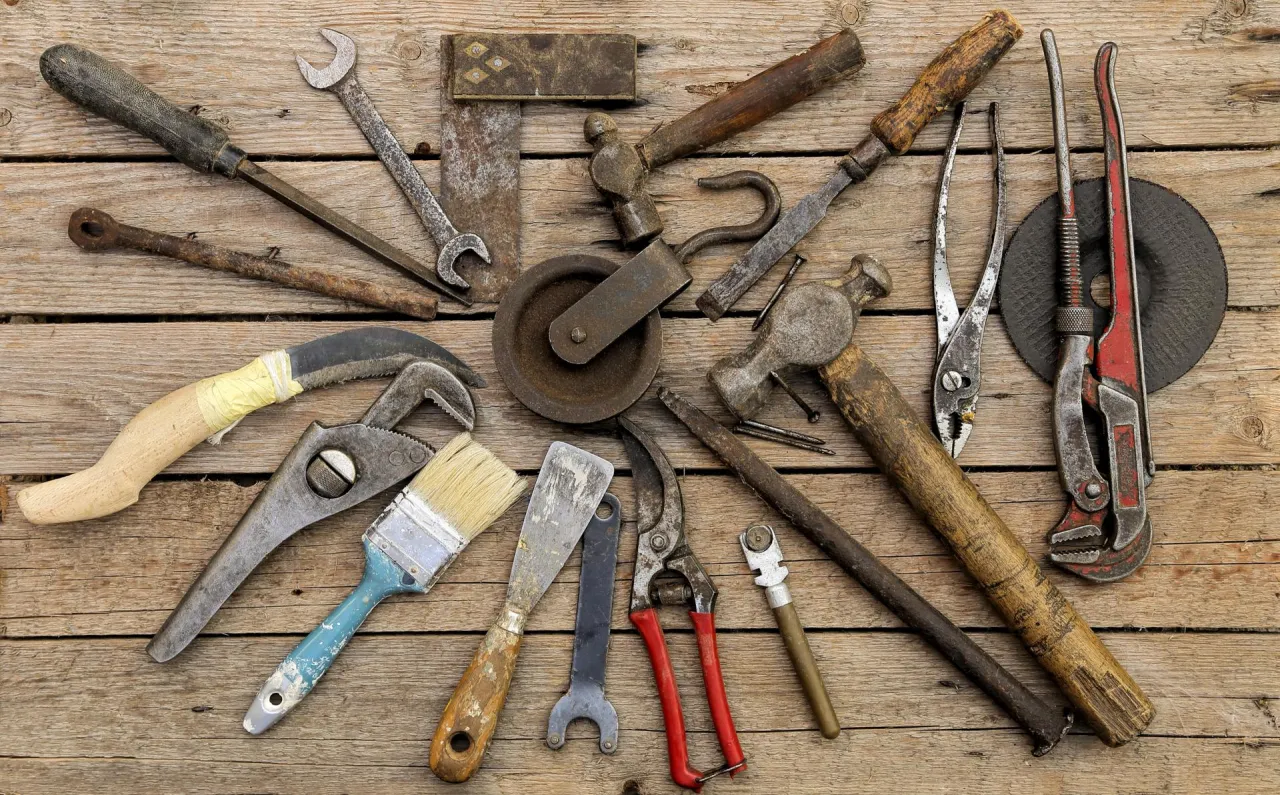 podstawowe narzędzia do renowacji mebli