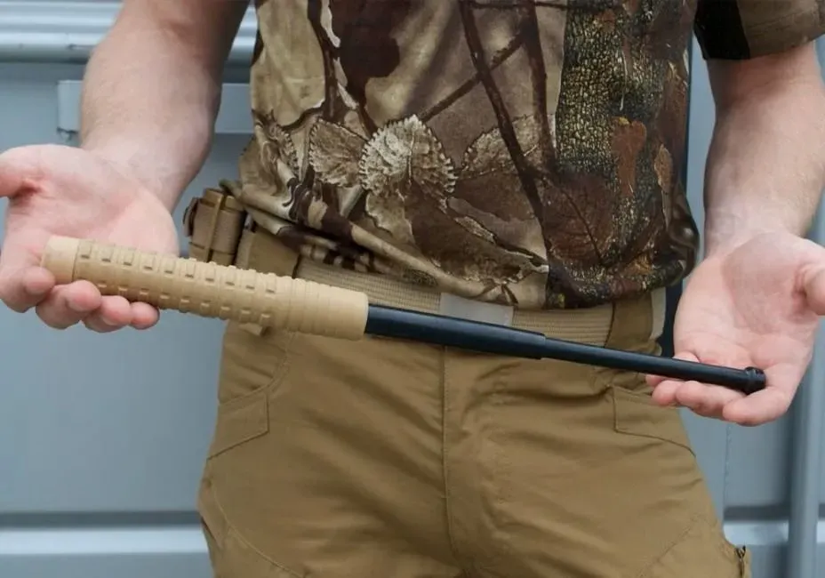 legalna pałka teleskopowa vs pałka z ukrytym ostrzem