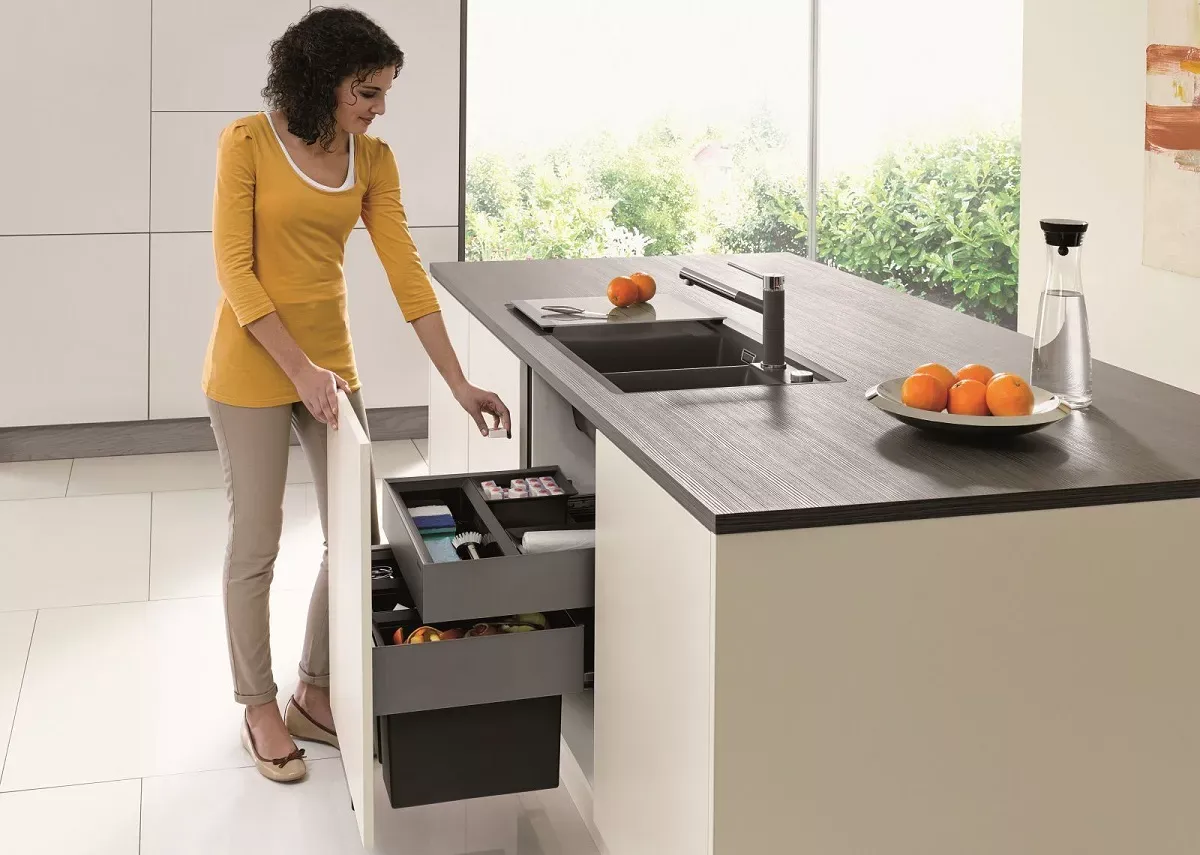 osoba segregująca śmieci w kuchni