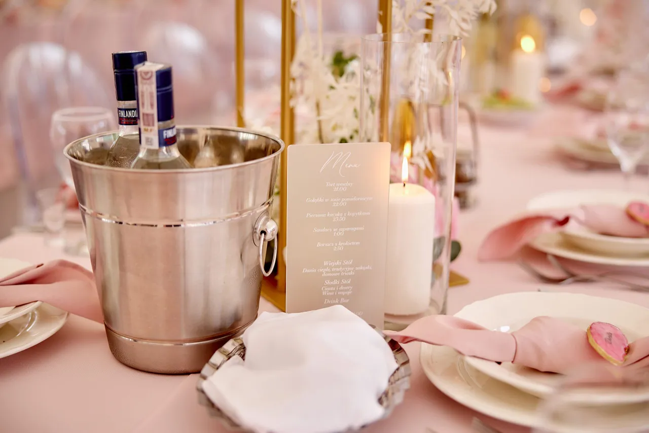 Rodzina przy stole komunijnym w upalny dzień