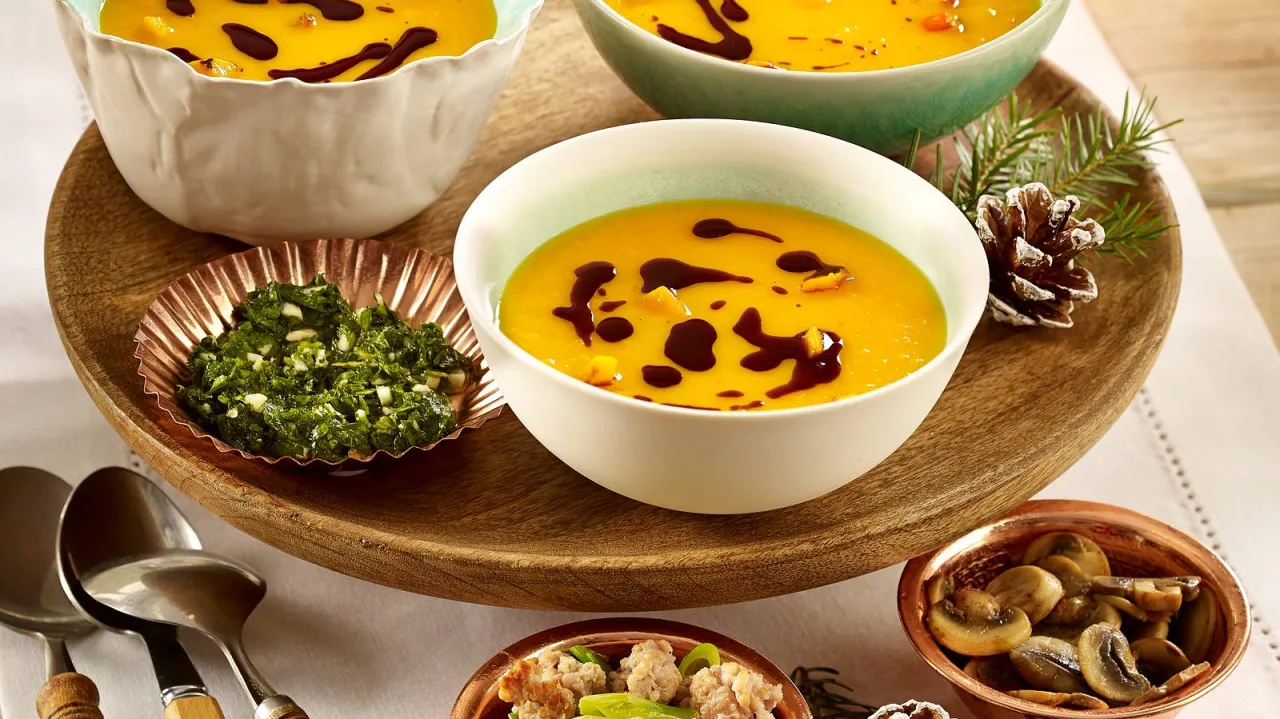 verschiedene Toppings f&uuml;r Suppe in kleinen Schalen Koriander K&uuml;rbiskerne Croutons