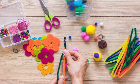 seniorzy zajęcia manualne rękodzieło