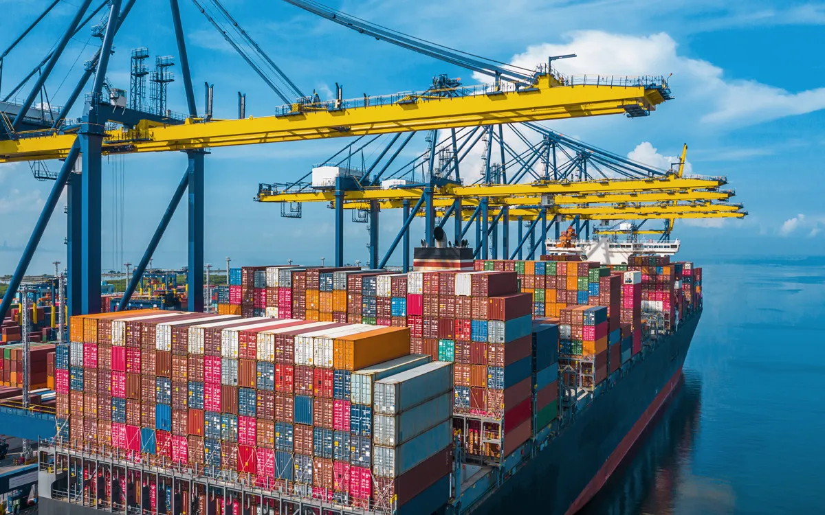 kontenery morskie w porcie